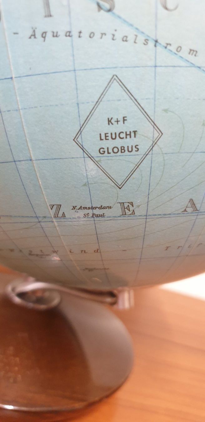 Sonstige Dekorationen & Accessoires: K+F Leuchtglobus Glas mit Holzfuss – Gebraucht aus Emmen von Brockofsky 3