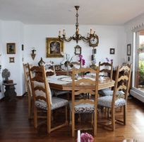 Achteckiger Tisch mit 8 Hochlehnerstühlen - inkl. Leuchter