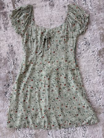 Hellgrünes Kleid mit Blumenmuster