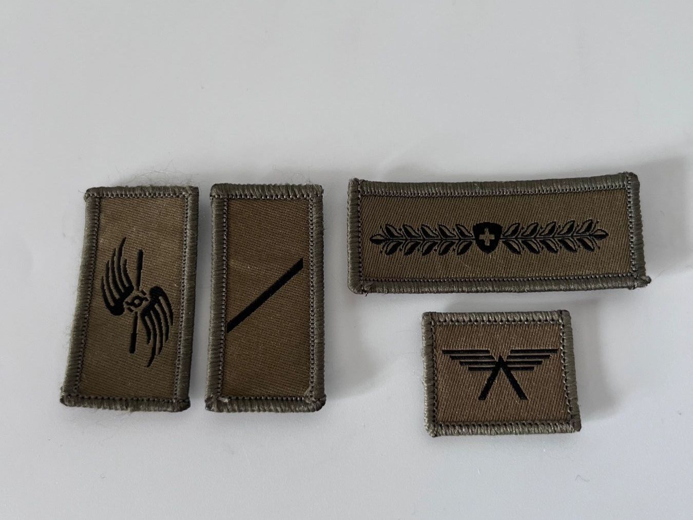 Schweizer Armee Placchette & Badge: Swiss Air Force Fliegersoldat Paket – Nuovo (secondo la descrizione) da Frauenfeld venduto da isa_9cy7