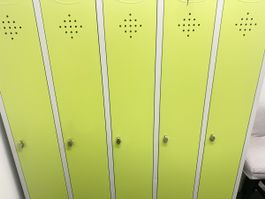 Metallschrank Linoleumgrün 5 Fächer .gut erhalten