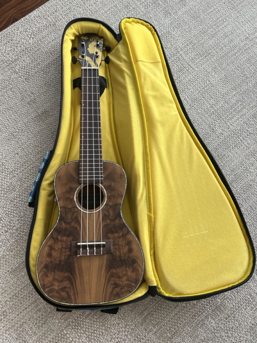 Thomann Musikinstrumente: Ukulele mit case and tuner, kaum benutzt  – Gebraucht aus Zollikon von isa_ngn8 1