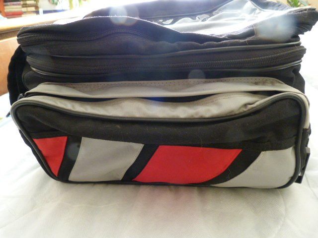 IXS Rucksäcke: IXS Tankrucksack magnetisch, schwarz-grau-rot % – Gebraucht aus Nunningen von Ave51 4