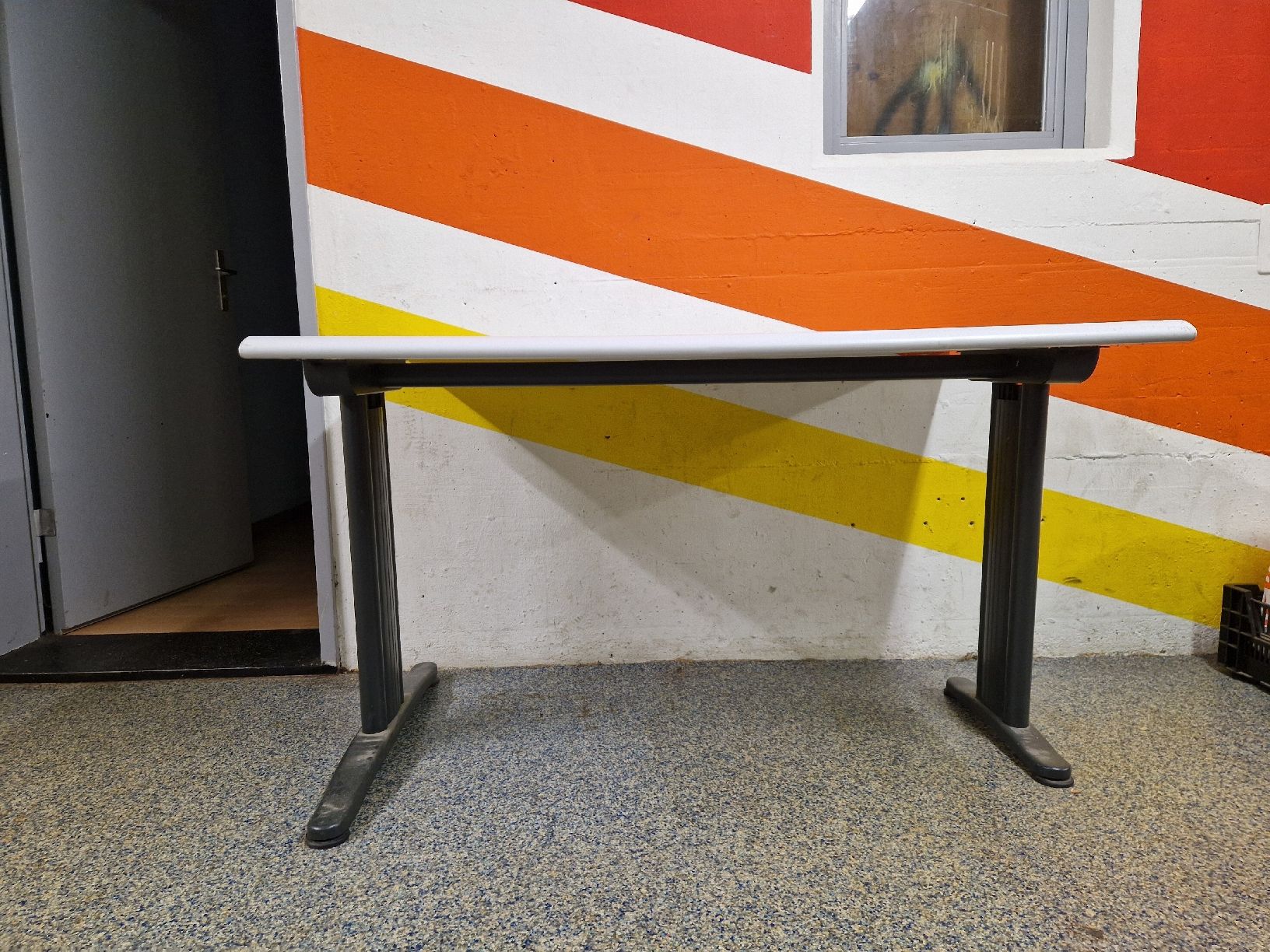 Tische: stabiler Tisch – Gebraucht aus Lenzburg von rah_qn9d 1
