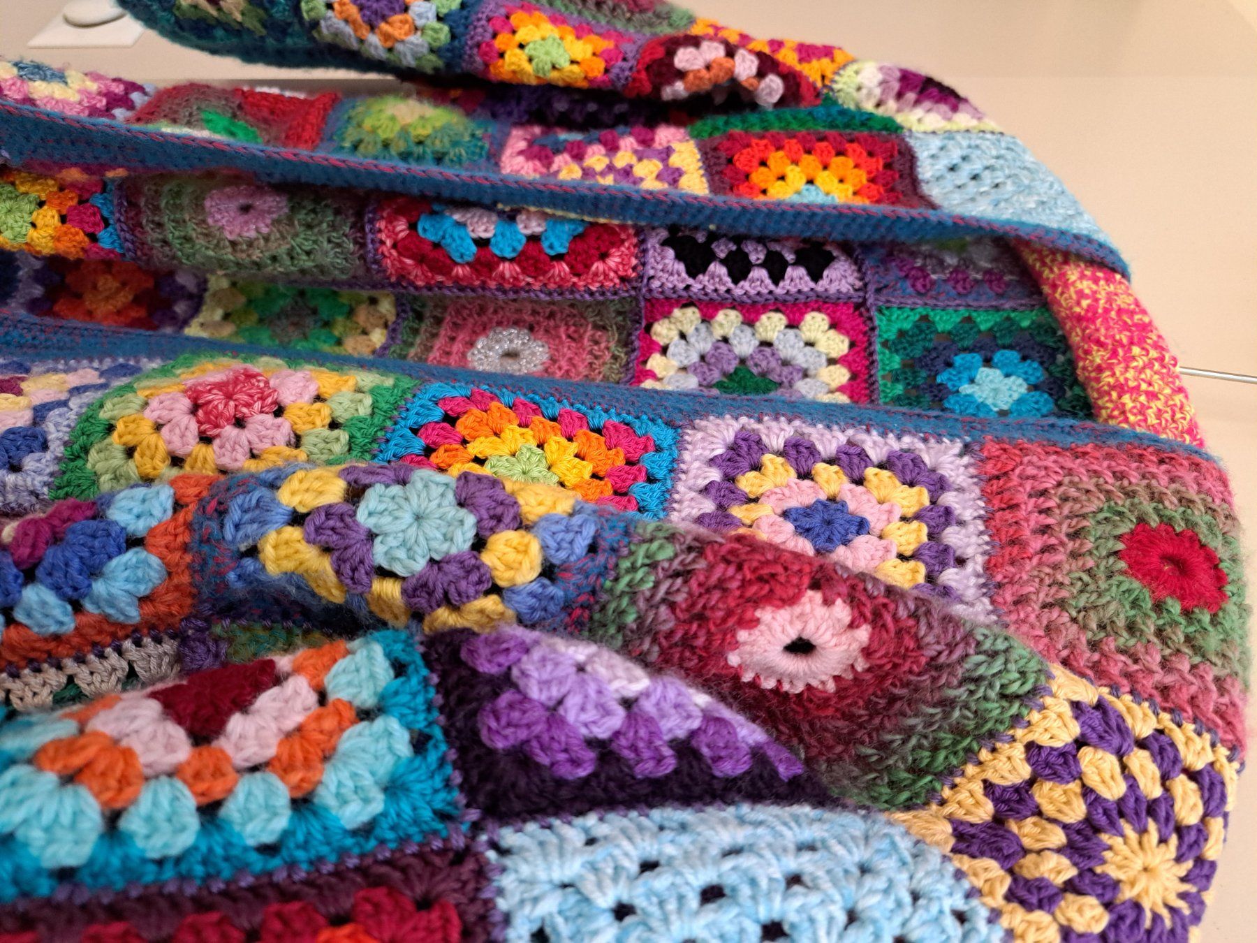 Giacche: Bunte, handgemachte Granny Square Strickjacke, ca Gr. 42 – Nuovo (secondo la descrizione) da Schliern b. Köniz venduto da Suena1 4