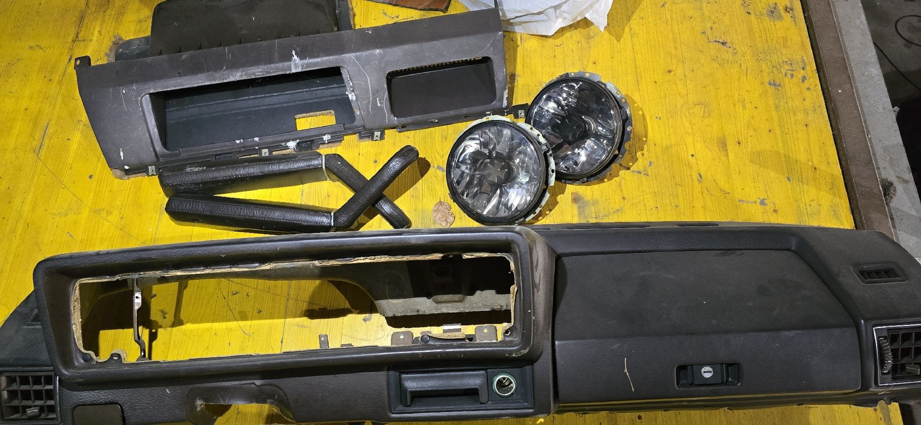 Volkswagen Tutti pezzi di ricambio auto: Volkswagen Golf 1 interior braun / brun – Usato da Siviriez venduto da gad_6pqg 1