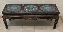 Chinesischer Lack-Couchtisch mit Cloisonné-Plaketten