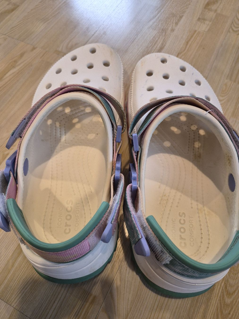 Crocs Chaussures hommes: Sabots Crocs blancs taille W5 multicolore usagé – D'occasion à Delémont par fab_cpg5 2