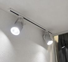 Spots LED sur rail blanc orientables bon état
