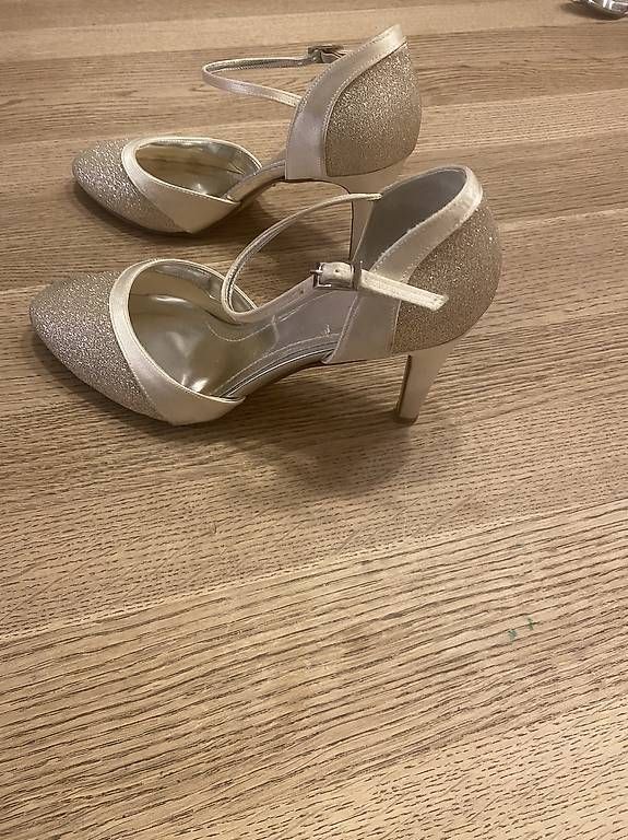 Scarpe da donna: Hochzeitsschuhe Nr. 38 – Usato da Disentis/Mustér venduto da LarissaF