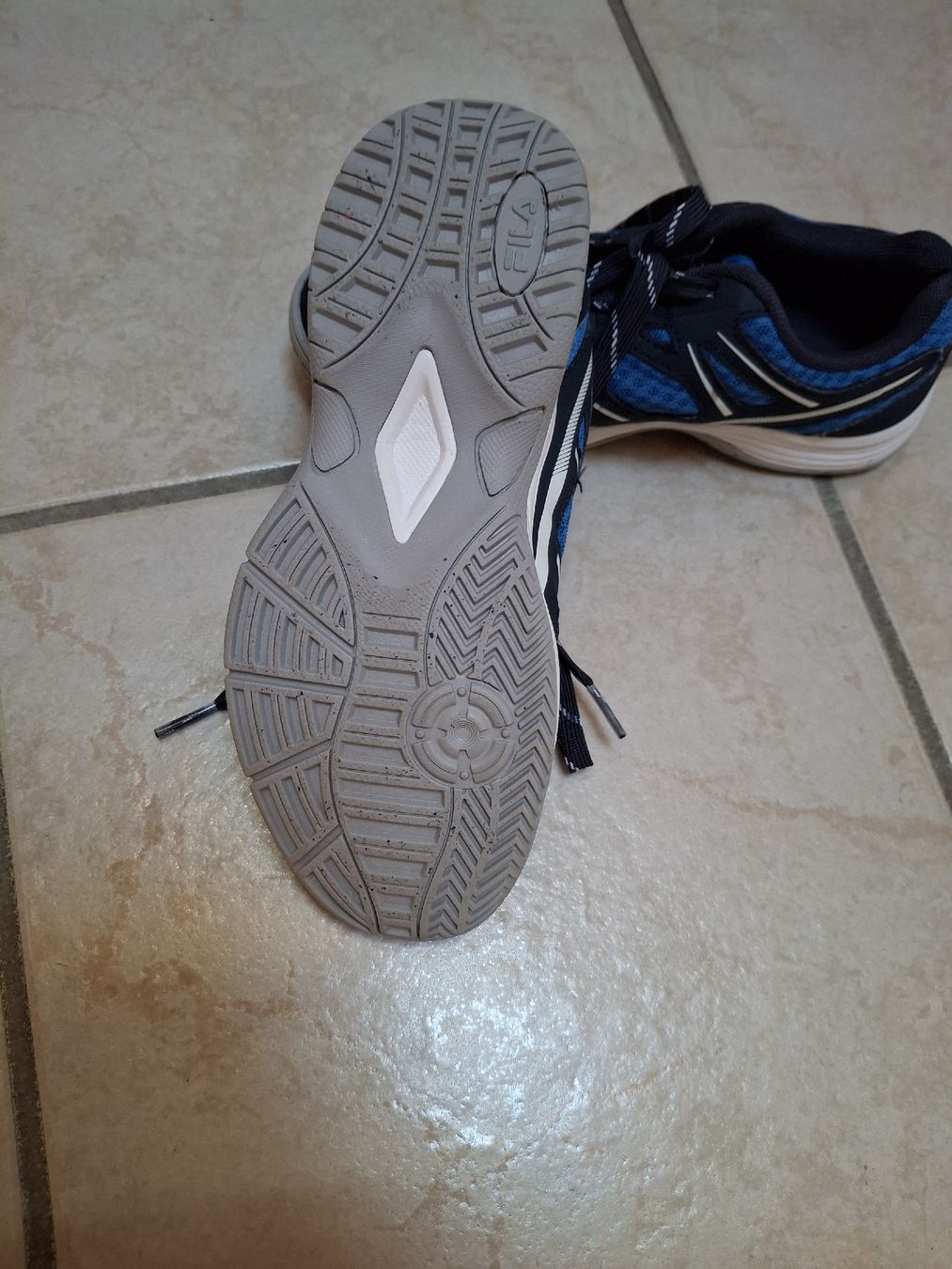 Fila Scarpe per ragazzi: Fila Hallenturnschuhe Grösse 35 – Usato da Wilderswil venduto da janabe 2