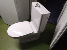 Freistehendes WC (Laufen) mit Spühlkasten (Geberit)