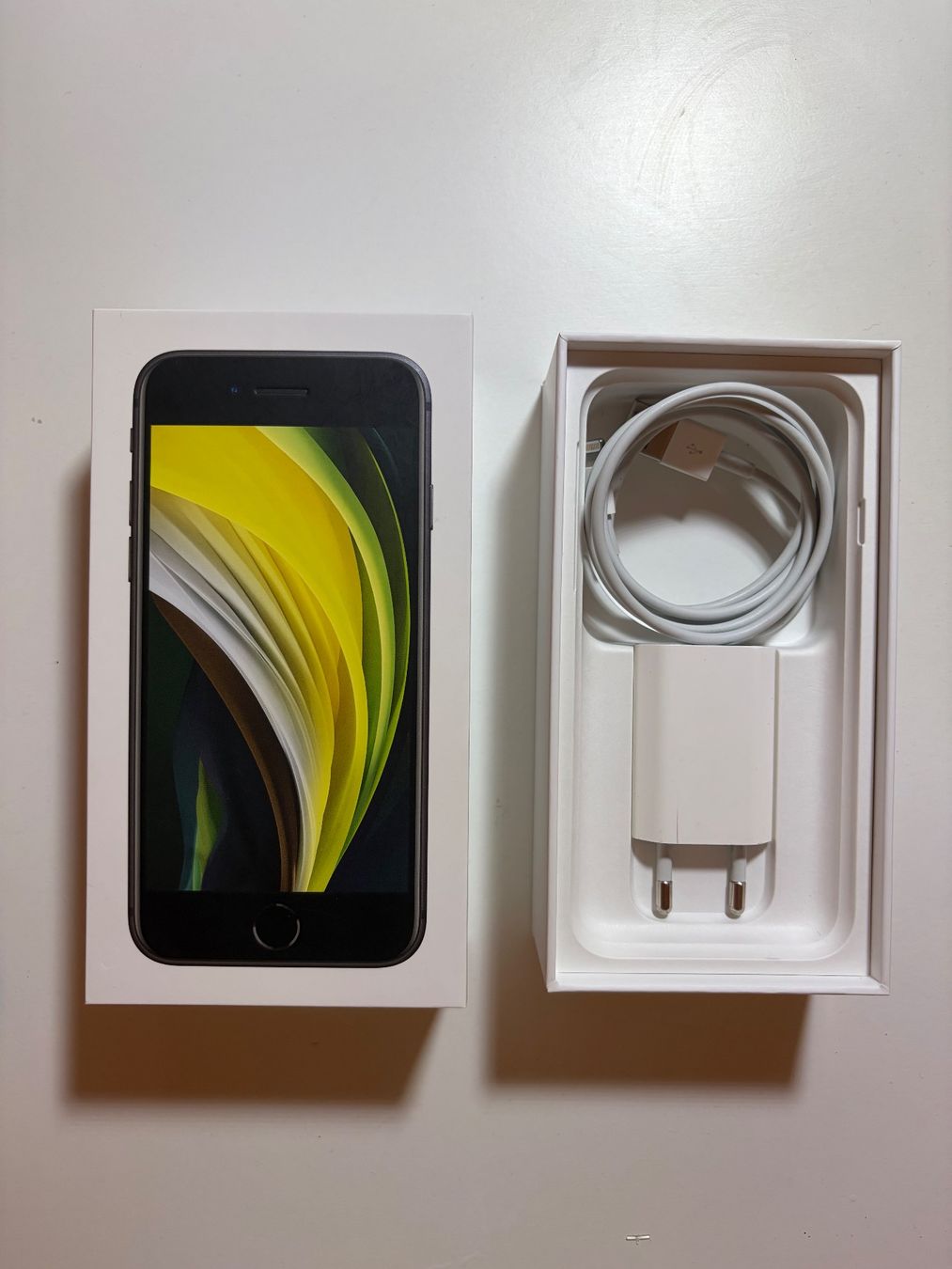 Apple Telefoni cellulari / Smartphones: IPhone SE 2 (2020) in black, 64Gb – Usato da Meggen venduto da BookRevivals 3