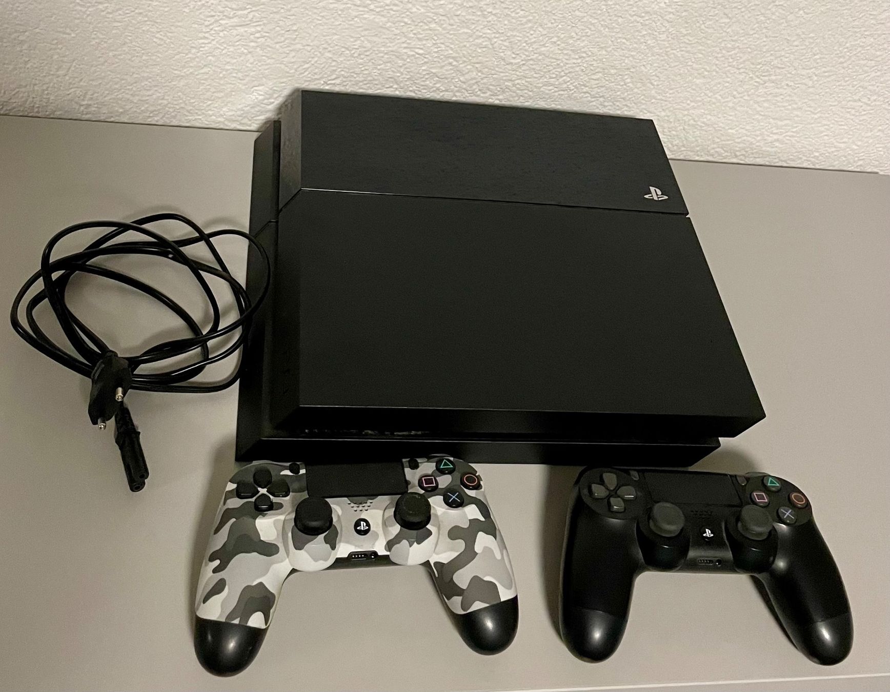 Sony Console: PS4 Systemversion 8.52 mit 2 Controller – Usato da Marthalen venduto da honic25