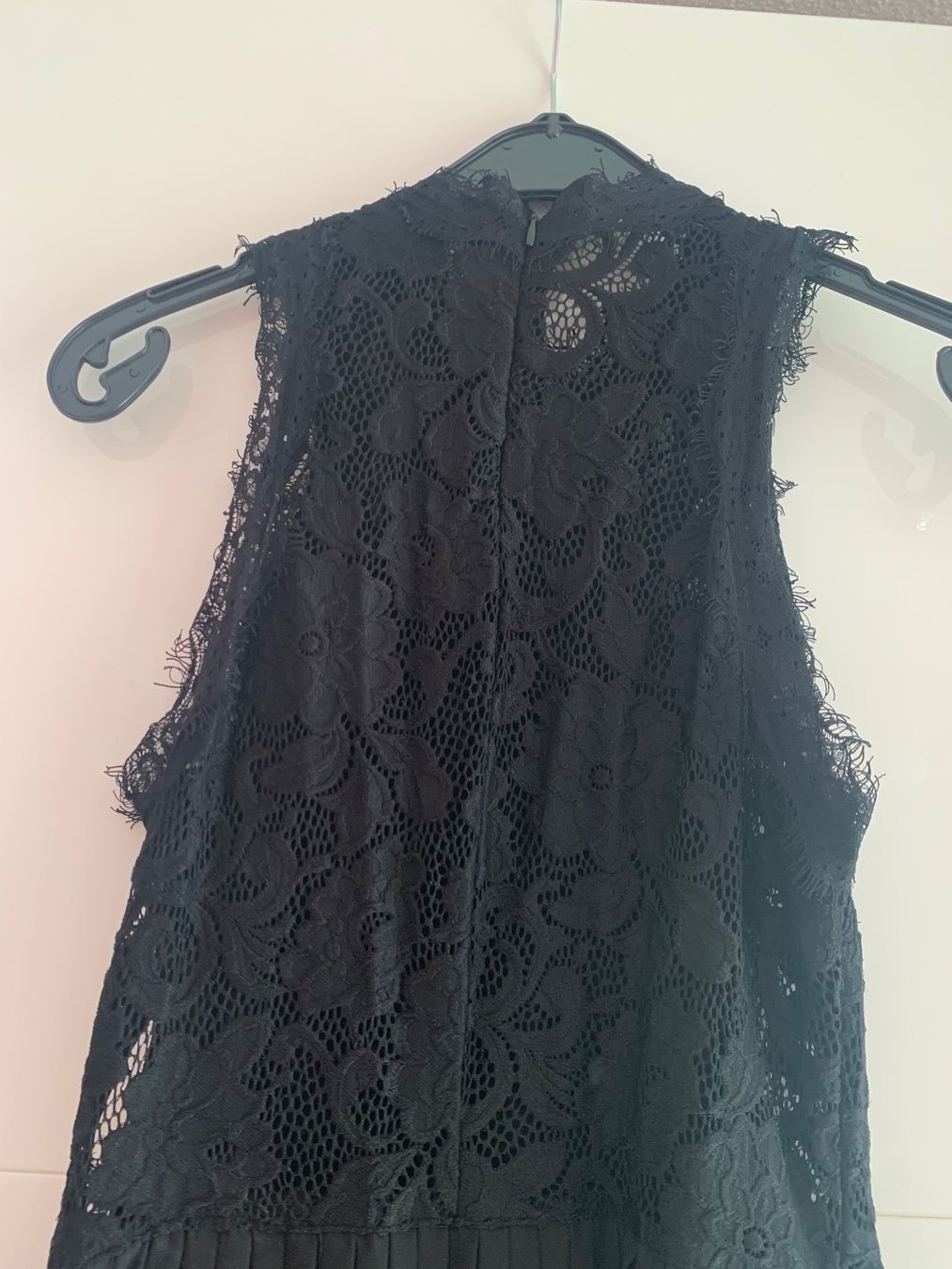 H&M Vestiti: Schwarzes Plissekleid mit Spitzendetail – Usato da Triengen venduto da nes_l8cj 4