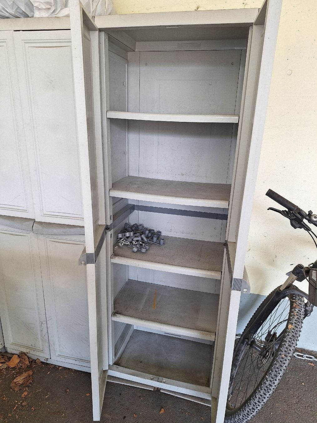 Armadi: Gebrauchter Plasrikschrank – Usato da Stettlen venduto da lostme 2