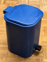 Kleiner blauer Kunstoff Treteimer, Sauber und Praktisch
