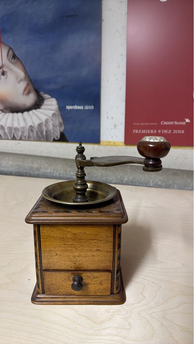 Elettrodomestici da cucina: Antik Kaffeemühle Handkurbel Messing Holz – Usato da Winterthur venduto da Zahir02