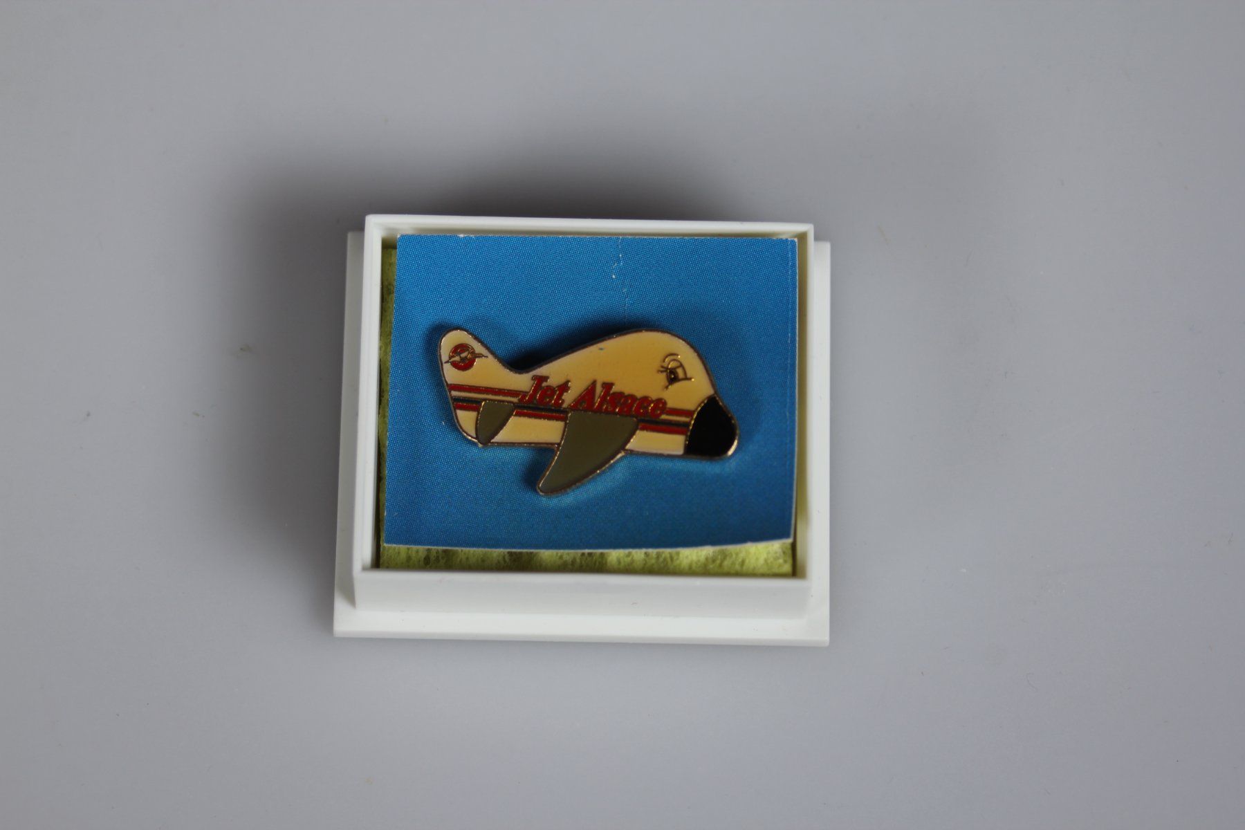 Plaquettes & Badges: Jet Alsace Airline Pin – D'occasion à Basel par IRMAundFRED