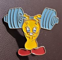 Q470 - Pin Comic Figur - Tweety mit Hantel