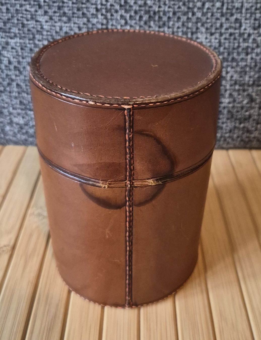 Flaconi: 3 Parfumflacons in runder Lederbox – Usato da Basel venduto da Kurioses 4
