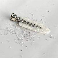 Handgefertigte Haarspangen in Weiß mit Strass.