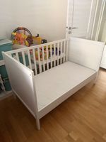 SUNDVIK Babybett, weiß, 70x140 cm inkl Matratze