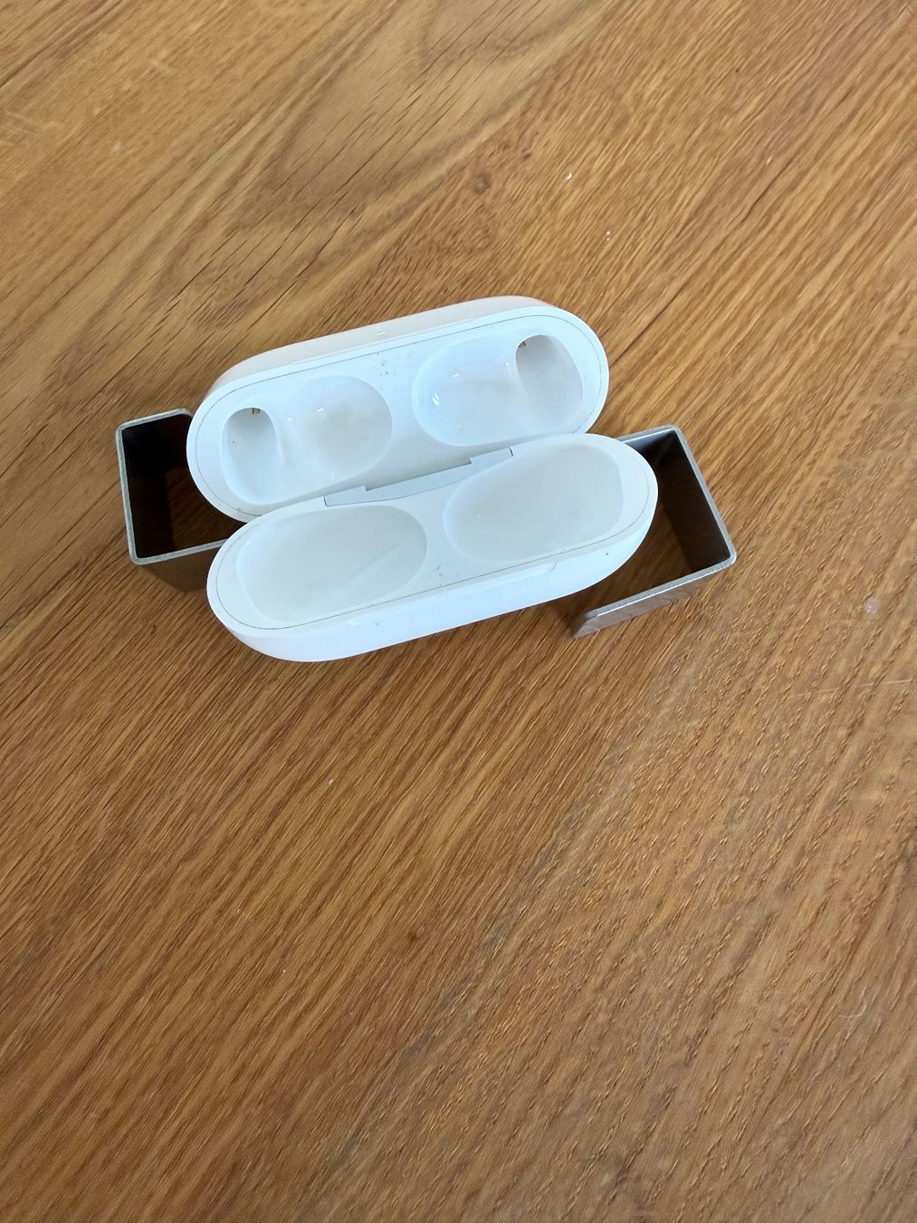Apple Cuffie: APPLE AirPods Pro 2 Charging Case – Usato da Lausanne venduto da Nine1982 2