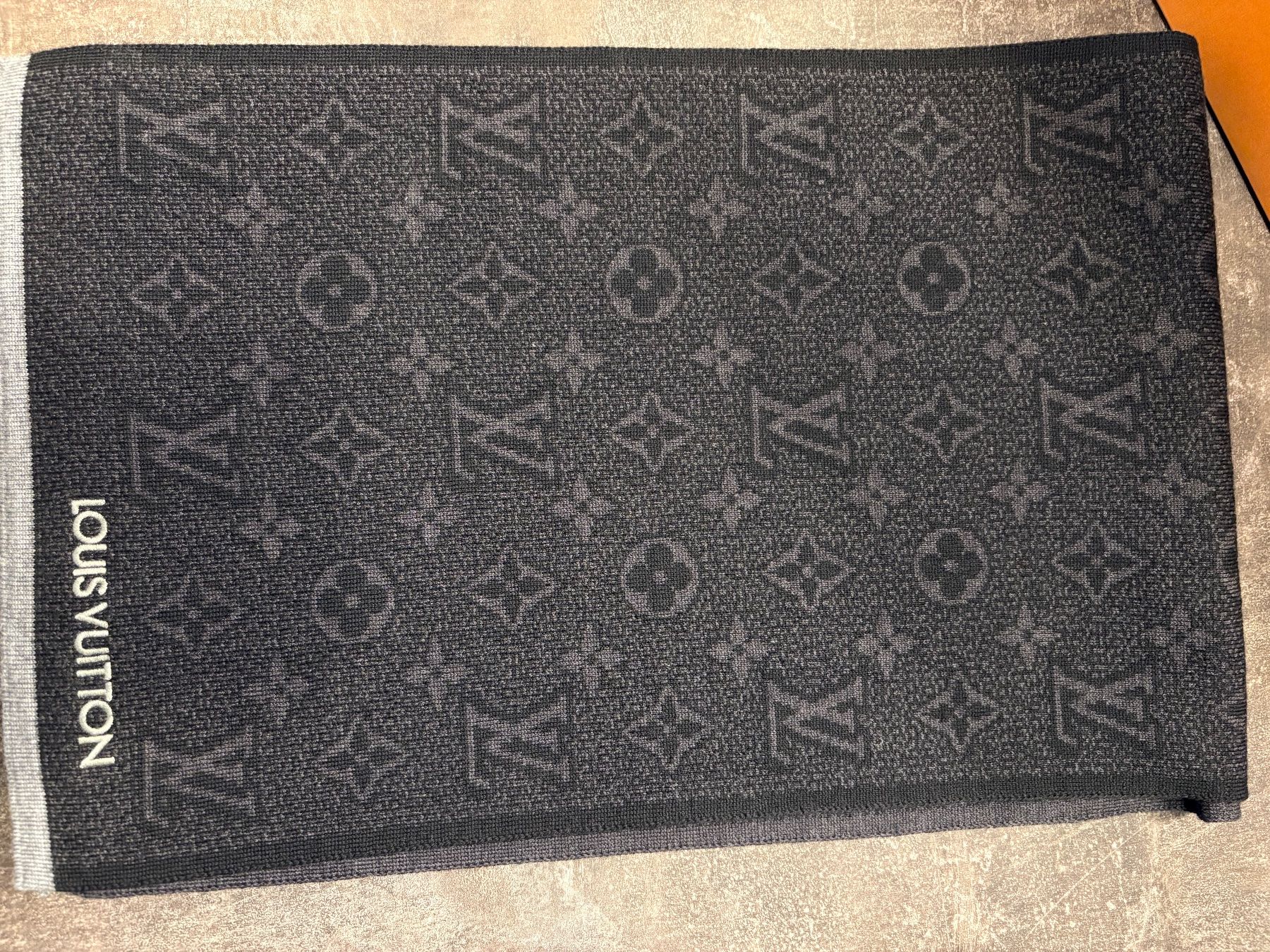 Louis Vuitton Foulard & Sciarpe: BONNET & ECHARPE LOUIS VUITTON – Usato da Châtel-St-Denis venduto da Jason_dia 2