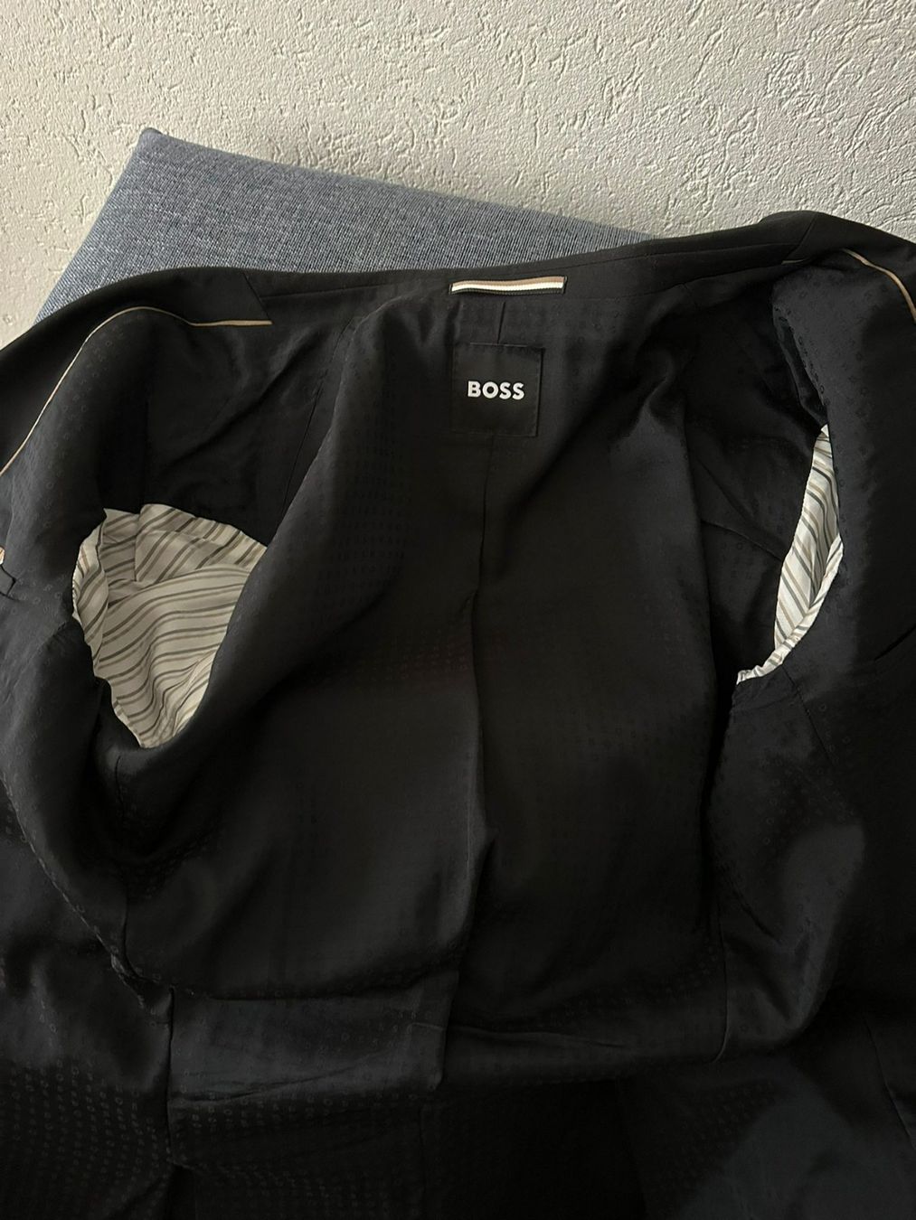 Hugo Boss Completi: Boss Anzug schwarz Gr.50 – Usato da Volketswil venduto da casertana 1