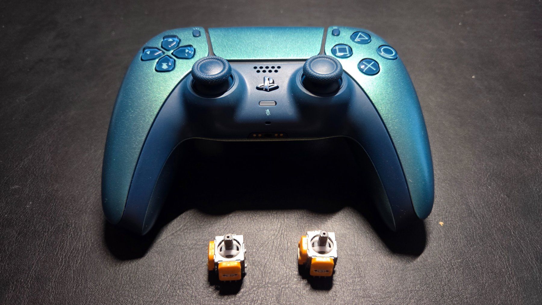 Sony Controller: Ps5 Controller mit Hall Effect Joystick. Neuste Version. – Nuovo (secondo la descrizione) da Suhr venduto da Afterburner84