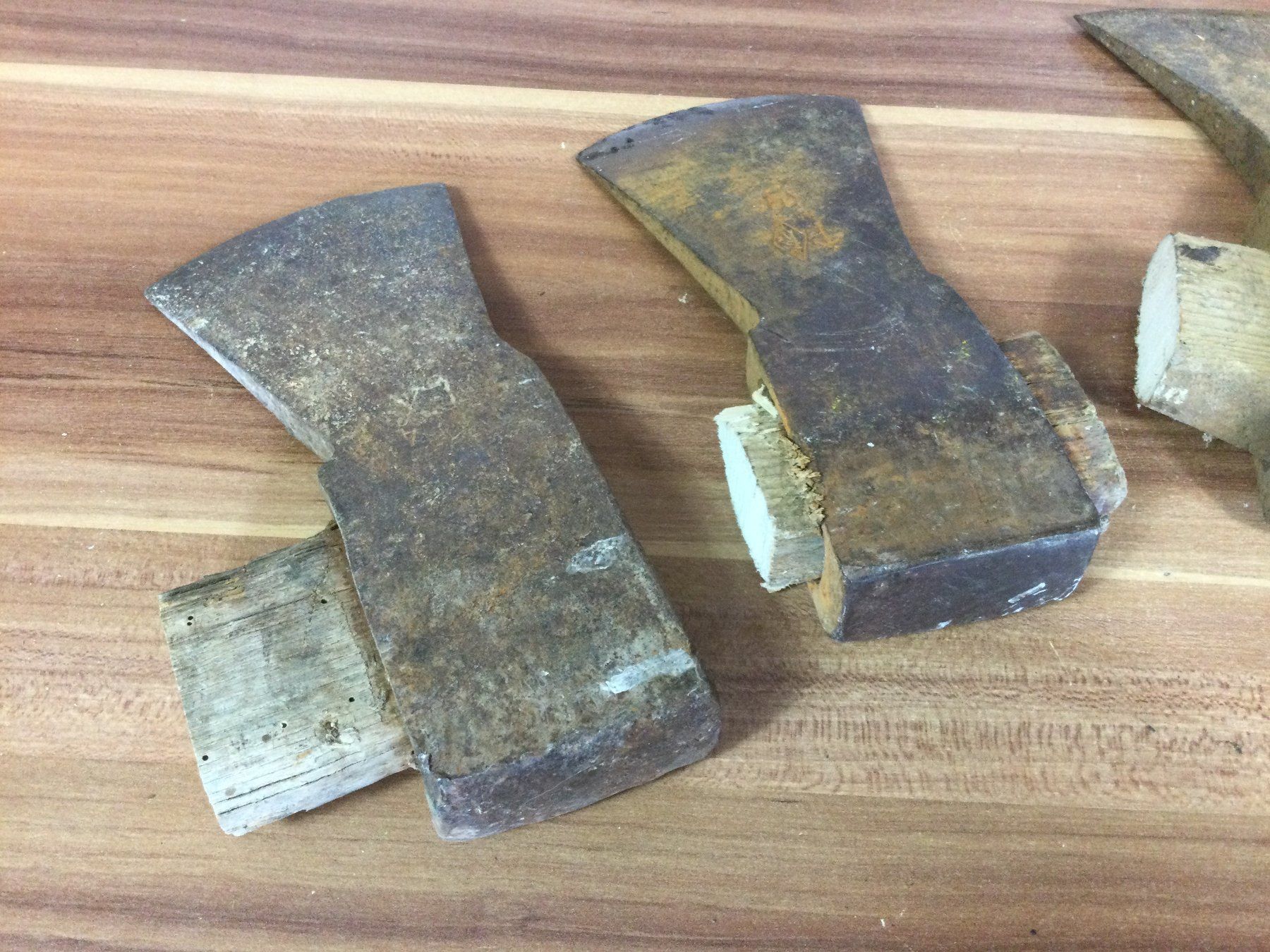Attrezzi da lavoro: Posten alte rostige Äxte Beile – Usato da Wangen SZ venduto da kuriosum12 5