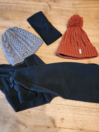 2 Mützen, 1 Stirnband, 1 Schal
