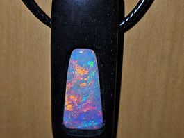 Handgefertigter Ebenholz Anhänger mit natürlichem Opal