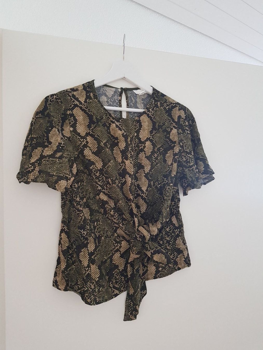 H&M Top: Neues T-Shirt mit Bindedetail H&M – Nuovo (secondo la descrizione) da Eschenbach SG venduto da SanFranciscoCalifornia
