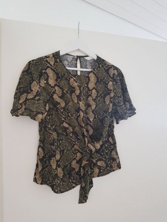 Neues T-Shirt mit Bindedetail H&M