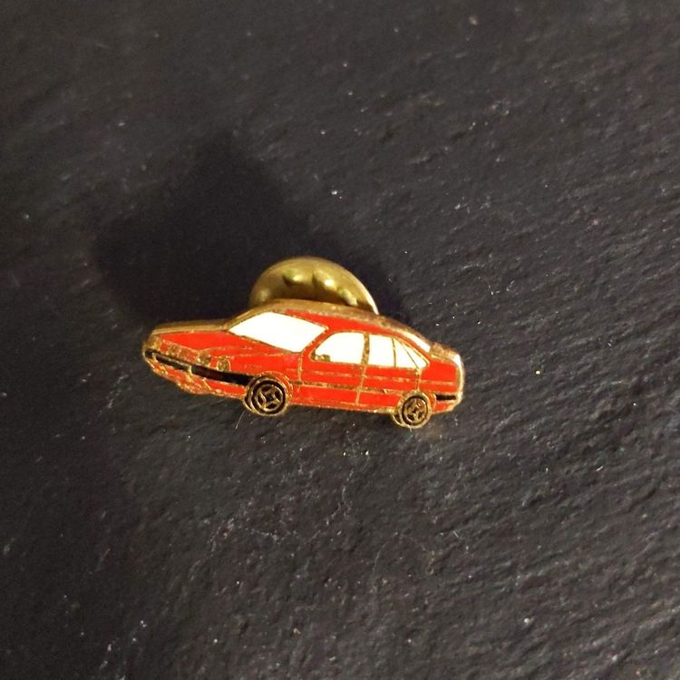 Pin's Voiture Ancien - Garage Renault Montpellier - Émail - Occasion
