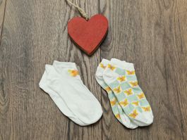 2 Paar kurze Socken mit Schmetterling Muster 23-26 wie neu