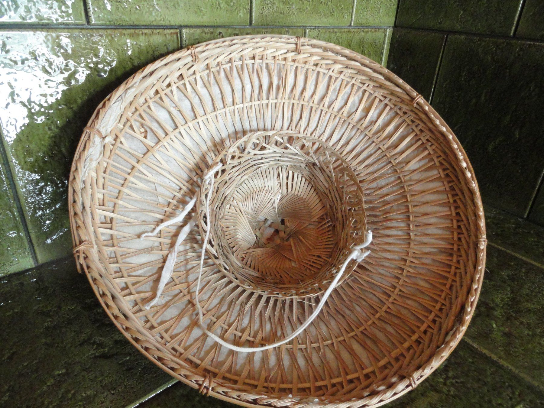Chapeaux, bonnets & casquettes: Asiatischer Strohhut, handgefertigt – D'occasion à Ins par Baj 1