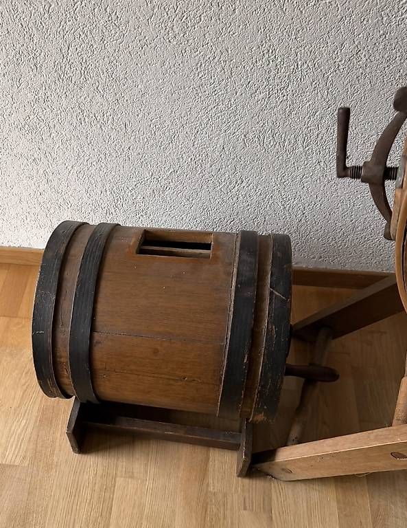 Altri elettrodomestici e apparecchi d’epoca: Antikes Butterfass aus Holz mit Gestell – Usato da Zürich venduto da pey_mtw2