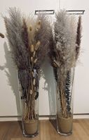 2 hohe Dekovasen mit Trockenblumen und Sand, ca. 87 cm