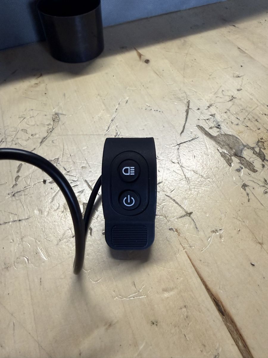 Autres accessoires p. véhicule: E-Scooter Daumengas mit Kabel 5-Pin Stecker neu – Neuf avec emballage d'origine à Bützberg par S_M0377 1