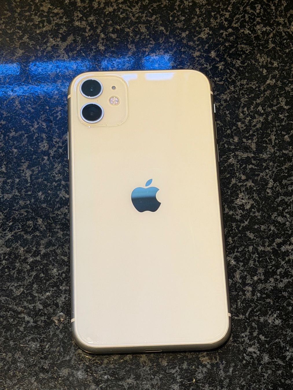 Apple Portables: iPhone 11 256gb – D'occasion à Lausanne par Planet_Faisceaux 1