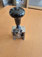 Antiker Nummerstempel, funktionstüchtig, Sammlerstück.