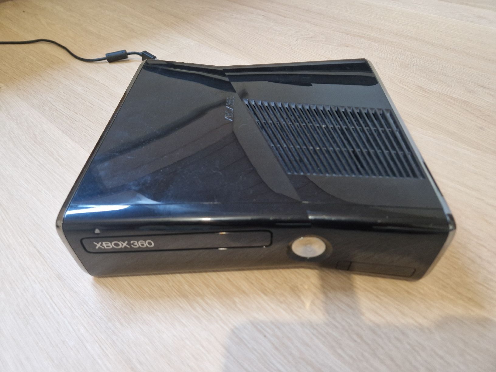Microsoft Konsolen: XBox 360  mit 2 Controller und Kinect Sensor  – Gebraucht aus Madiswil von Crx2 1