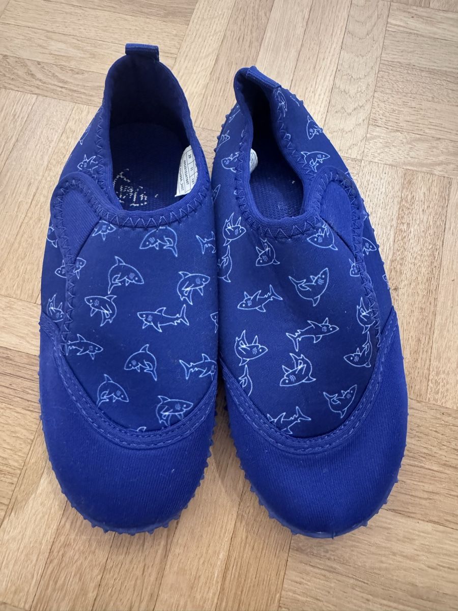 Lupilu Scarpe per ragazzi: Badeschuhe Lupilu Gr. 29 mit Hai-Muster – Usato da St. Gallen venduto da kara_24