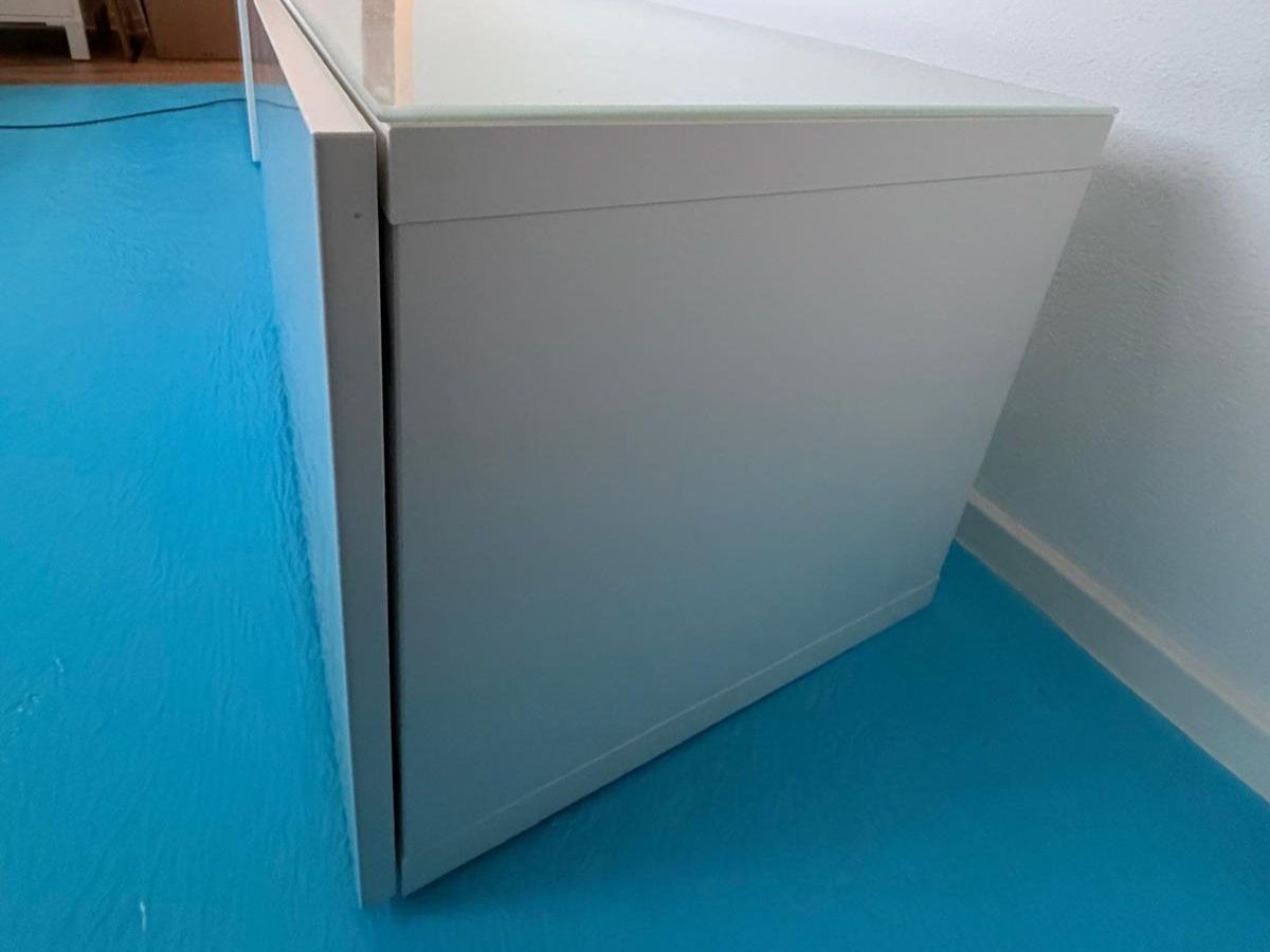 Ikea Mobili TV: TV-Möbel weiss mit Glasplatte (inkl. Wandbefestigung) – Usato da Aarwangen venduto da Pattrik 3