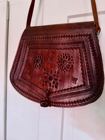 Bohèmian Tasche handgefertigt in braunem Leder mit Details
