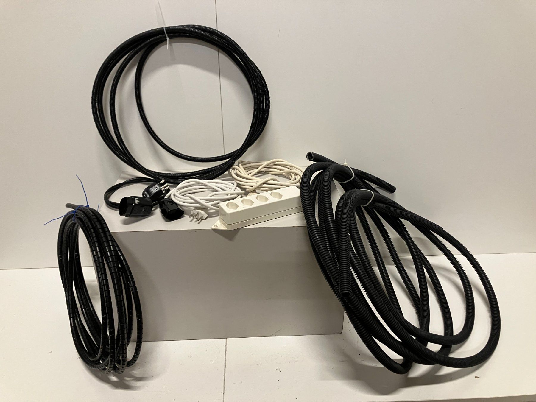 Cavi: Post. div. Elektromaterial und Zubehör ab 1.- – Usato da Lichtensteig venduto da Buy24International