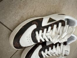 Scarpe Guess bianche e marroni in condizioni usate